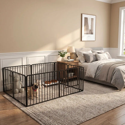 Parc-pour-chiens-chiots-intérieur- modulable avec panneaux, 1 porte avec serrures, adaptable en plusieur forme rectangulaire, hexagonal, carré,en barrière pour les chiot et petit chien d'une hauteur maximum de 40 cm du sol au haut de l'épaule du chien, dimensions généreuses et robuste, pour une utilisation intérieur et extérieur avec ses piquet de fixation, pliable et transportable-un chiot assis en toute sécurité dans le parc en acier noir en version rectangulaire avec jouets et sa station d'alimentation