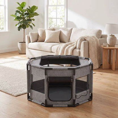 Parc-pour-chiot-pliable, imperméable de forme octogonal en tissu oxford résistant et maille respirante pour une visibilité et ventilation à 360°  niche ou tente entourante avec toit amovible anti-insectes et fond pvc solide et 100% imperméable, structure en PVC cylindrique épais , transport léger, démontable et lavable compact,disponible en 2 tailles M,et L- gros plan sur le parc gris en tissu oxford 600D imperméable et maille respirante 360° anti-anxiété avec porte et toit ouvert dans le salon de la maison