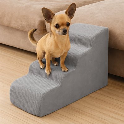 Petit-escalier-pour-chien-dehoussable-en-mousse haute résilience qui atténue la pressions sur  ses articulations, résistant et doux pour ses coussinets, déhoussable, imperméable et lavable en machine de couleur gris pour chien de petite taille, polyvalent compact et transportable-un chien de race Toy assis sur les marches de l'escalier placé à côté du canapé du salon de l'appartement 