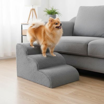 Petit-escalier-pour-chien-anti-deformationen mousse éponge haute résilience qui atténue la pressions sur  ses articulations, résistant et doux pour ses coussinets, déhoussable et lavable en machine de couleur gris pour chien de petite taille, polyvalent compact et transportable-un pékinois en haut de l'escalier à côté du salon de l'appartement