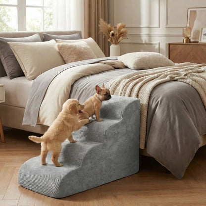 Petit-escalier-pour-chien-dehoussable-en-mousse haute résilience qui atténue la pressions sur  ses articulations, résistant et doux pour ses coussinets, déhoussable, imperméable et lavable en machine de couleur gris pour chien de petite taille, polyvalent compact et transportable-un chiot golden retriever et un chiot bouledogue frnaçais qui montent endemble sur l'escalier pour rejoindre le lit de leur maitre en toute sécurité 