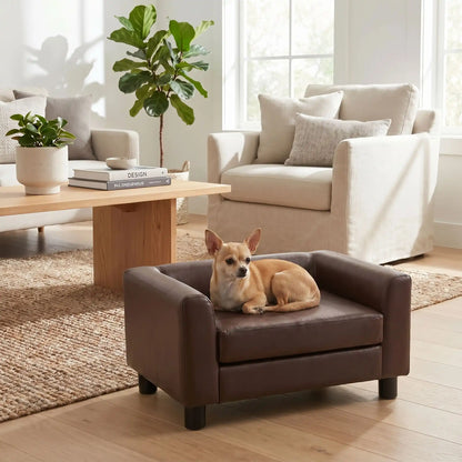 Petit-fauteuil-pour-chien-chiot-design en bois massif robuste  et cuir vegan sur 4 pieds avec coussin interieur épais rembourré 100% coton haute densité et ergonomique amovible déhoussable et lavable en machine, pied antidérapant et anti rayure pour chiot et chien de petite taille de 0 à 5 kilos-un chien de race miniature couché confortablement sur le mini canapé design de couleur marron dans le salon lifestyle et moderne de l'appartement
