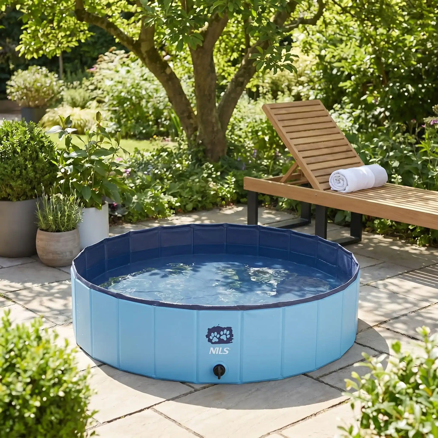 Piscine-pour-chiens-rigide en panneaux MDF robuste anti-affaissement, PVC sans produits toxiques , pliable et lavable de diamètre de 100 cm et de 30 cm de hauteur étudié pour une entrée et sortie facile et sécurisé pour les chiens de taille moyenne, avec bouchon de vidange pratique et rapide, polyvalente piscine à balle, bassin, baignoire pour toilettage-gros plan sur la piscine remplie d'eau pour chien de petite à moyenne taille sur la terrasse de la location de vacances en été