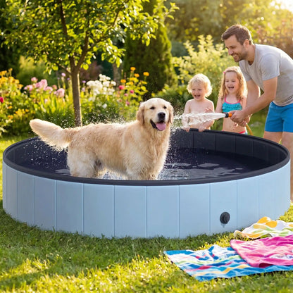 Piscine-pour-gros-chien-rigide-xxl, panneaux MDF robuste anti-affaissement, pliable et lavable de diamètre 160 cm et de 30 cm de hauteur étudié pour une entrée et sortie facile et sécurisé pour le chien avec bouchon de vidange pratique et rapide, polyvalente piscine à balle, bassin, baignoire pour toilettage-un Golden retriever heureux dans la piscine remplie d'eau avec son maitre qui l'arrose doucement au jet d'eau pour le rafraichir en été avec les enfants qui regardent et rigolent dans le jardin 