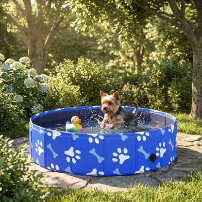 Piscine-rigide-pour-chien-rigide en panneaux MDF robuste anti-affaissement, pliable et lavable de diamètre 80 cm et de 20 cm de hauteur étudié pour une entrée et sortie facile et sécurisé pour le chien avec bouchon de vidange pratique et rapide, polyvalente piscine à balle, bassin, baignoire pour toilettage-un yorkshire qui jouent avec son jouet dans la piscine rafraichissante dans le jardin de la maison en été