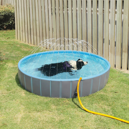 Piscine-rigide-pour-chien-chiot-avec- raccord universel au tuyau d'arrosage pour jets d'eau,rigide-vidange rapide et facile,pliable, transportable en panneaux de fibres rigides et naturels avec PVC ultra-résistant avec couche intérieure renforcée pour chien, fond antidérapant et résistant aux griffes-gros plan sur le piscine pour chien de 80 cm de diamètre pour petit et chien de moyenne taille de 0 à 15 kilos avec le raccord universel au tuyau d'arrosage pour actionné les muliples jets d'eau qui arrosent 