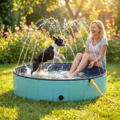 Piscine-rigide-pour-chien-chiot-avec- raccord universel au tuyau d'arrosage pour jets d'eau,rigide-vidange rapide et facile,pliable, transportable en panneaux de fibres rigides et naturels avec PVC ultra-résistant avec couche intérieure renforcée pour chien, fond antidérapant et résistant aux griffes-un bouledogue français qui saute tout heureux pour attraper les jets d'eau  dans la piscine sous les rires de sa maitresse qui y trempe ses pieds dans le jardin de la maison en été
