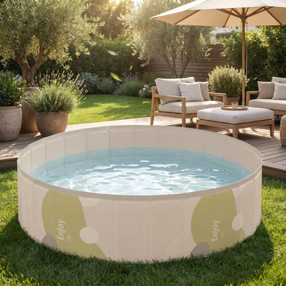 Piscines-pour-chiens-rigide en panneaux MDF robuste anti-affaissement, PVC sans produits toxiques , pliable et lavable de diamètre 80/100/120 cm et de 20/30 cm de hauteur étudié pour une entrée et sortie facile et sécurisé pour le chien avec bouchon de vidange pratique et rapide, polyvalente piscine à balle, bassin, baignoire pour toilettage-gros plan sur la piscine pour chien et chiot de couleur beige et verte dans le jardin pour chien de petite à grande taille jusqu'à 45 kg max