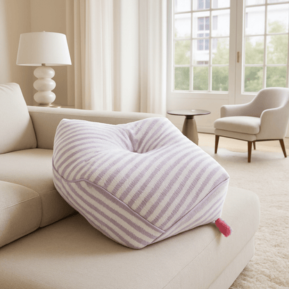 Pouf-pour-chien-chiot-design hexagonal moderne-doux-PU épais et rembourré sans produits toxique-résistant aux griffes et morsure-antidérapant et imperméable-lavable en machine-compact et léger avec sa poignée de transport-à rayure mauve et blanc et sa poignée de transport rose dans le salon de la maison