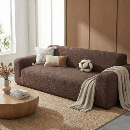 Protection-canape-antiderapant-4-saisons, extensible, lavabkle en machine avec relief doux et sécurisant , tissu anti poils et résistant aux griffes, idéal pour les propriétaire de chiens, 4 tailles disponible du fauteuil 1 places au XL pour canapé 4 places-gros plan sur la protection de canapé marron qui protège le canapé 3 places du salon de la salle d'attente