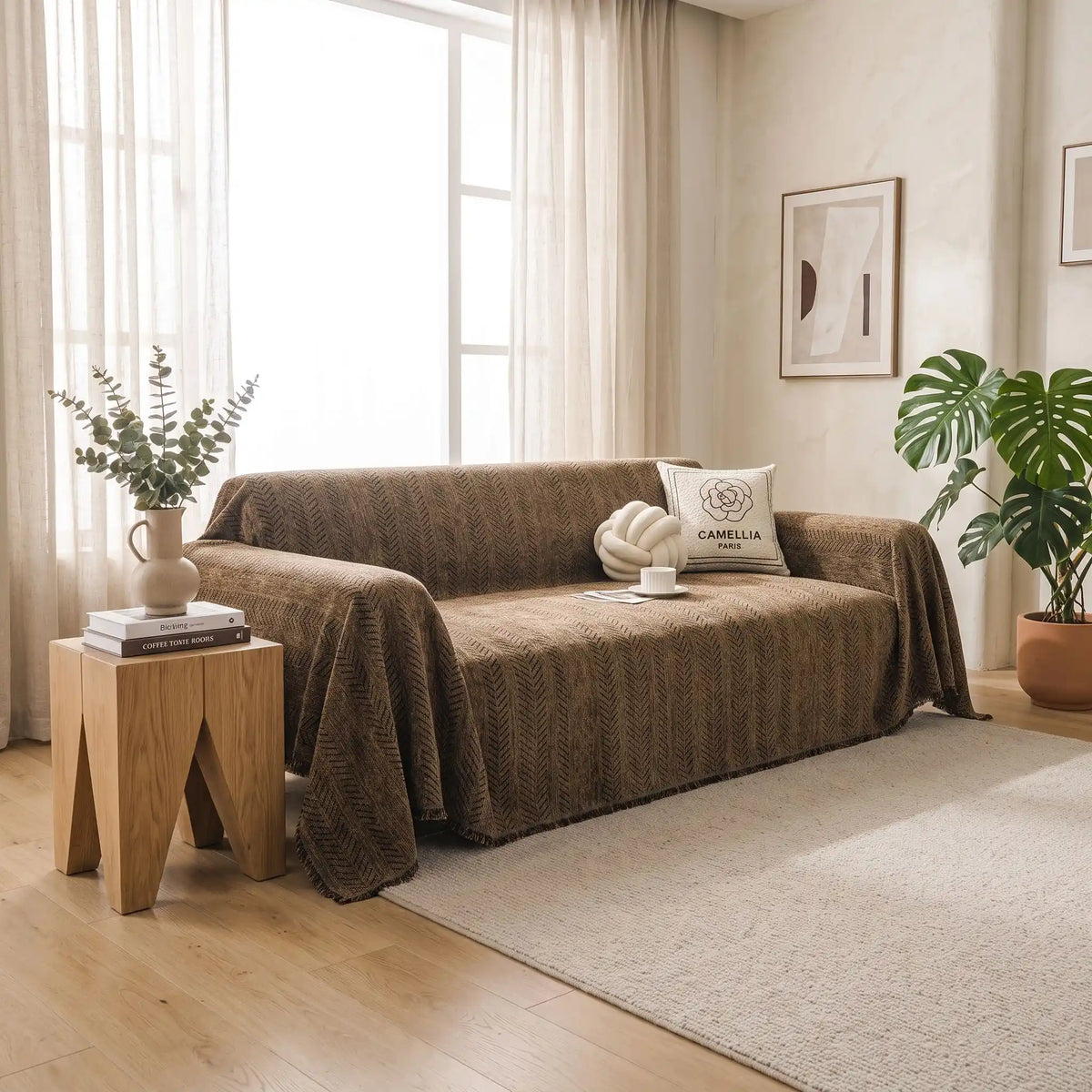 Protection-canape-chien--anti-poils-résistante aux griffes, tissage chenille coton et polyester, écoresponsable avec franges pour un style bohème chic de couleur marron, disponible en 4 tailles pour fauteuil/canapé une place, deux places, 3 places et 4 places, lavable en machine, doux respirant confortable et 4 saisons-gros plan sur le plaid de protection grande taille sur un canapé 4 palce complètement recouvert accoudoir et dossier, tissu souple et frangés pour une décoration lifestyle dans le salon 