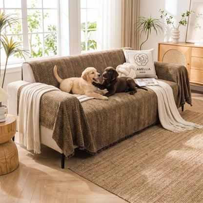 Protection-canape-chien--anti-poils-résistante aux griffes, tissage chenille coton et polyester, écoresponsable avec franges pour un style bohème chic de couleur marron, disponible en 4 tailles pour fauteuil/canapé une place, 2/3 ou 4 places -deux chiots qui jouent joyeusement sur le canapé du salon protéger par le plaid résistant et doux au design bohême avec chevrons décoratifs , couleur marron