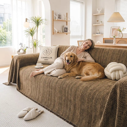 Protection-canape-chien--anti-poils-résistante aux griffes, tissage chenille coton et polyester, écoresponsable avec franges pour un style bohème chic de couleur marron, disponible en 4 tailles pour fauteuil/canapé une place, deux places, 3 places et 4 places, lavable en machine, doux respirant confortable et 4 saisons-un grand chien avec sa maitresse allongés l'un contre l'autre sur le pliad solide et doux qui protège le grand canapé du salon et rend le canapé décoratif