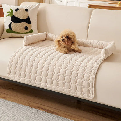 Protection-canapé-chien-antidérapant-avec-rebord en forme de traversin en U au rembourrage 100% coton haute densité et hypoallergénique-lavable en machine qui ne retient pas les poils, imperméable et respirant en velours cristal ultra doux-un chiot couché confortablement sur le protège canapé de couleur crème sur le canapé du salon de l'appartement