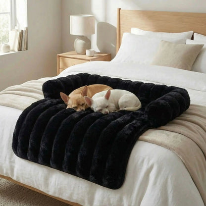 Protection-canape-chien-lit-antiderapant avec traversin entourant sur 3 côté, en fausse fourrure rembourrage 100% coton haute densité, polyvalent pour le sol, canapé, protège lit, protège siège voiture, tapis de cage, pliable, léger et portable pour petit à chien moyenne taille-dimensions 75x75 cm-deux petits chiens qui dorment couchés sur le protège canapé pour chien en fausse fourrure douce de couleur noir avec son traversin rembourré sur le lit de leur maitre dans la chambre de la maison