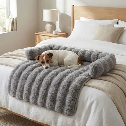 Protection-canape-chien-lit-antiderapant avec traversin entourant sur 3 côté, en fausse fourrure rembourrage 100% coton haute densité, polyvalent pour le sol, canapé, protège lit, protège siège voiture, tapis de cage, pliable, léger et portable pour petit à chien moyenne taille-dimensions 75x75 cm-un jack russell qui dort sur la protection en fausse fourrure ultra douce de culeur grise sur le lit de son maitre dans la chambre de la maison