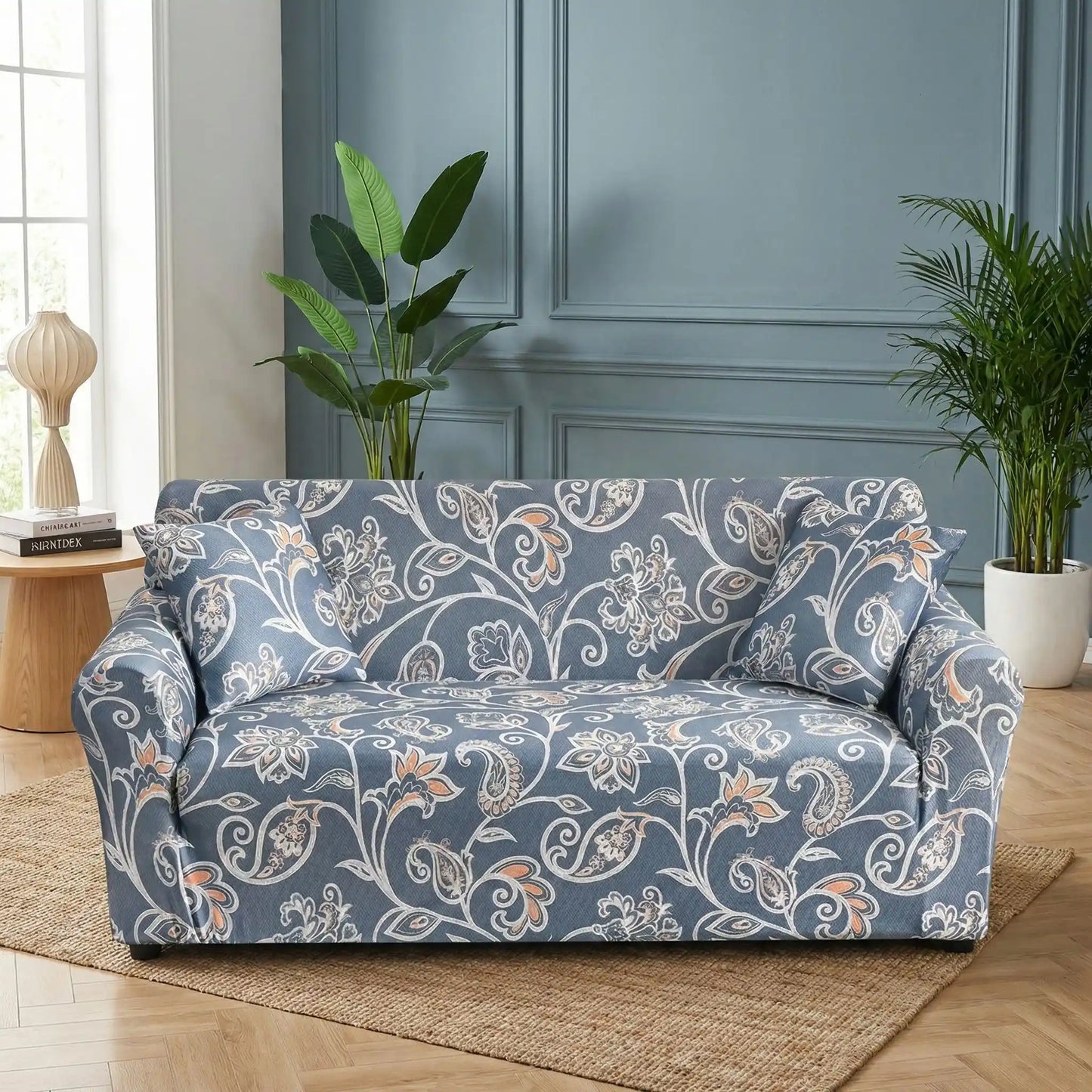Protection-canape-chien-anti-poils-anti accident, lavable en machine, haute élasticité et resistante aux griffes et à l'usure, universelle en 4 tailles pour fauteuil, canapé de 2/3/4 places, avec élastique et bloque plis-design floral délicat- phot du modèle british élégant et romantique de couelur belu clair dans le salon du chateau 