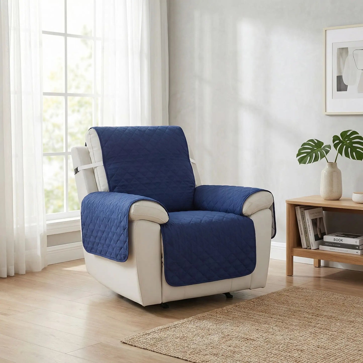 Protection-pour-fauteuil-relax-canapé 1 place- protège accoudoir chien-imperméable-4-couches et rembourrage 100% coton, légère et universelle pour fauteuil classique, inclinable ou relax ,lavable en machine, résistant aux griffes et tâches, anti bave et accidents, réversible avec sangles élastiques pour le dossier et 3 pans séparés- photo du modèle de couleur belu marine  installée sur le fauteuil dans la chambre douillette de la maison