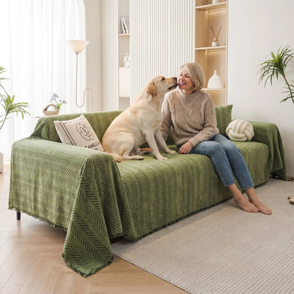 Protège-canapé-chien-anti-poils-résistante aux griffes, tissage chenille coton et polyester tissé résistant, écoresponsable avec franges pour un style bohème chic de couleur vert olive, disponible en 4 tailles pour fauteuil/canapé une place, deux places, 3 places et 4 places, lavable en machine, doux respirant confortable et 4 saisons-un chien de grande taille qui lèche sa maitresse tous deux assis sur le protège canapé 4 places dans le salon de la maison