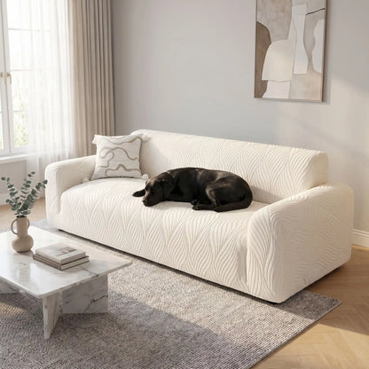 Protection-canape-antiderapant-4-saisons, extensible, lavabkle en machine avec relief doux et sécurisant , tissu anti poils et résistant aux griffes, idéal pour les propriétaire de chiens, 4 tailles disponible du fauteuil 1 places au XL pour canapé 4 places-un chien de taille moyenne qui dort paisiblement couché sur la housse intégrale ultra douce et imperméable avec design discret et classique de couleur blanche sur le grand canapé dans le salon de l'appartement
