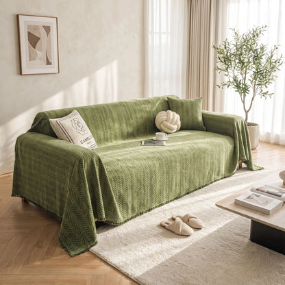 Protège-canapé-chien-anti-poils-résistante aux griffes, tissage chenille coton et polyester tissé résistant, écoresponsable avec franges pour un style bohème chic de couleur vert olive, disponible en 4 tailles pour fauteuil/canapé une place, deux places, 3 places et 4 places, lavable en machine, doux respirant confortable et 4 saisons-gros plan sur le plaid de protection pour le canapé 4 places design moderne et soigné dans le salon de la maison

