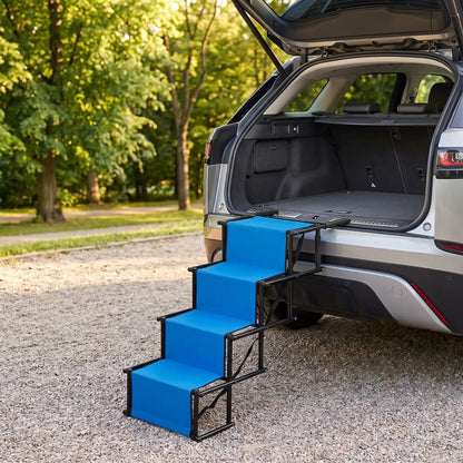 Rampe-escalier-pour-chien-chiot-pliable-voiture en acier oxydable et tissu oxford résistant aux griffes, antidérapant et 100% imperméable, pliage en accordéon, ouverture rapide et facile en un geste, poignées en mousse anti-rayures, légère avec sangles de transport de 4 marches avec hauteurs modulables 56 à 76 cm pour chien de moyenne à grande taille de 30 à 75 kilos max-gros plan sur la rampe escalier de 4 marches dépliables de couleur bleu contre le coffre de la voiture pour un accès facile pour les chien