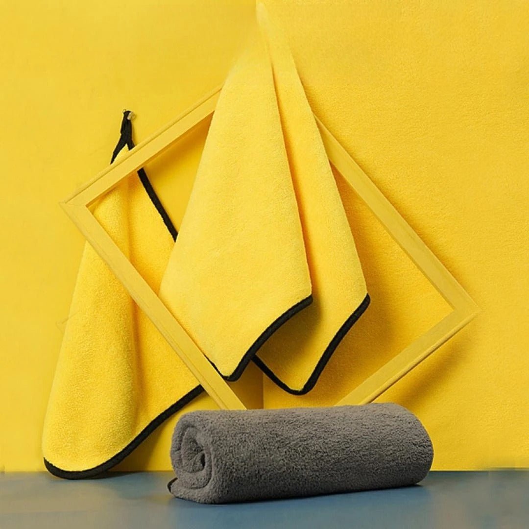 Serviette-pour-chien-chiot-lot-de-2 en microfibre, ultra-absorbante, ultra-douce pour une utilisation polyvalente, bain, toilettage, sortie, disponible en 2 taille pour chien de petite à grande taille-gros plan sur le lot de 2 serviettes pour chien accrochées grande taille 100 cm