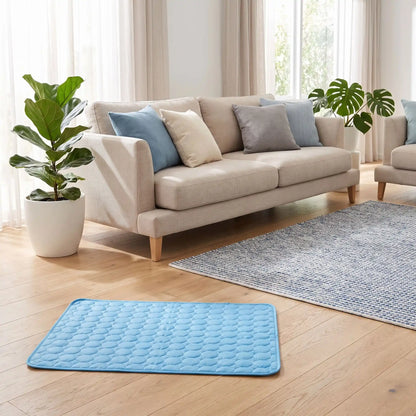 Tapis-rafraichissant-pour-chien-chiot-fresh, sans électricité, sans gel, rafraichissement immédiat au contact, sans danger en soie glacée et coton, léger, lavable en machine, réutilisable en 3 tailles M/L/XL de 70/100/150 cm de longueur pour chiot et chien de petite, moyenne et grande taille et en 3 couleurs : rose, bleu et marron-gros plan sur le tapis rafraichissant pour chiot et chien de couleur bleu de taille M sur le sol du salon de l'appartement en été