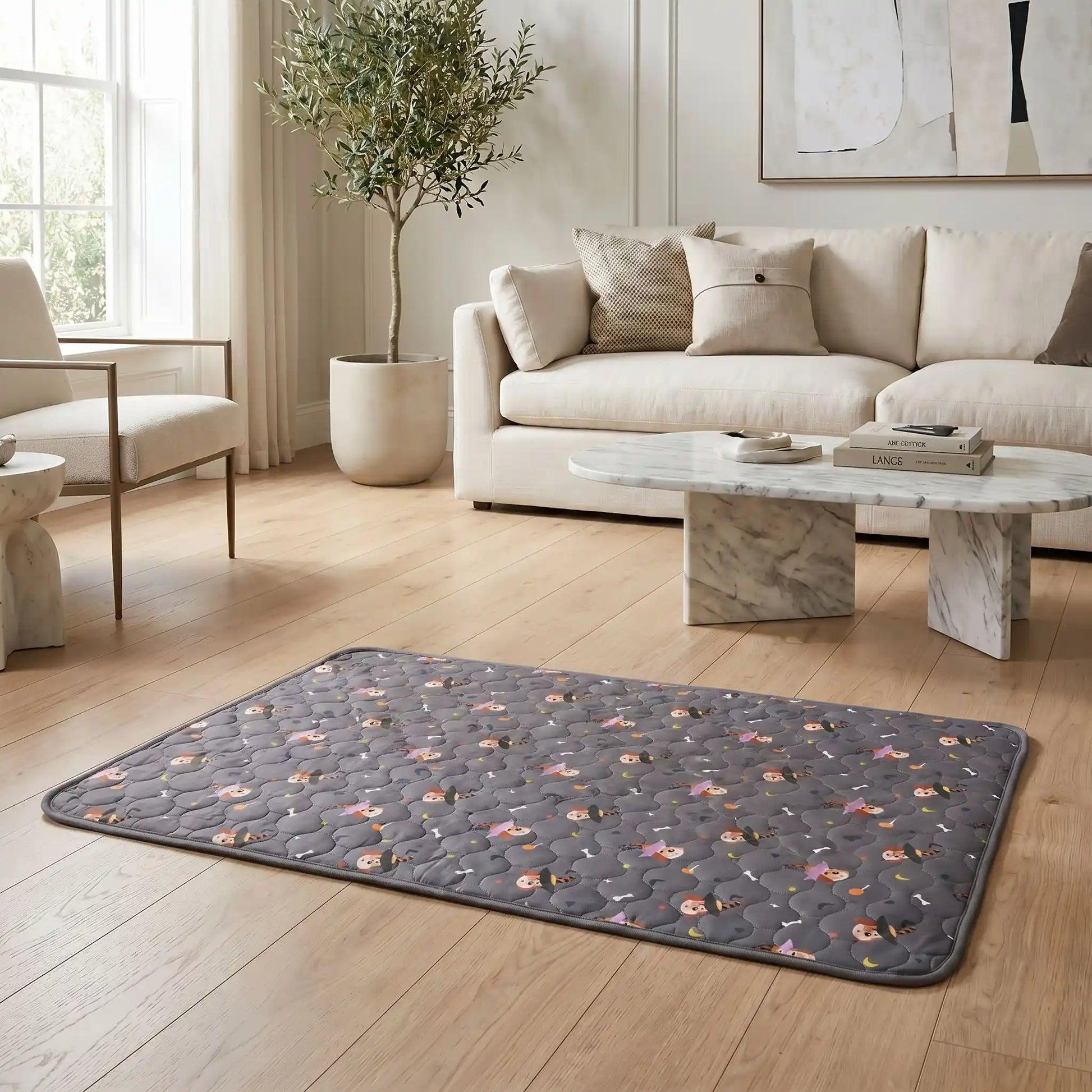 Tapis-impermeable-chien-chiot-motif design de bouledogue francais, os et pattes de chien, surface matelassée douce et hypoallergénique, rembourré en coton haute densité ultra-absorbant, 4 couches avec TPU 100% imperméable et résistant aux griffes, antidérapant, lavable en machine à 30° de couleur gris en 4 taille M, L, XL et XXL pour chiot et chien de petite à très grande taille-gros plan sur le tapis gris xxl avec motif chien de 150 cm sur le sol en parquet du salon de l'appartement