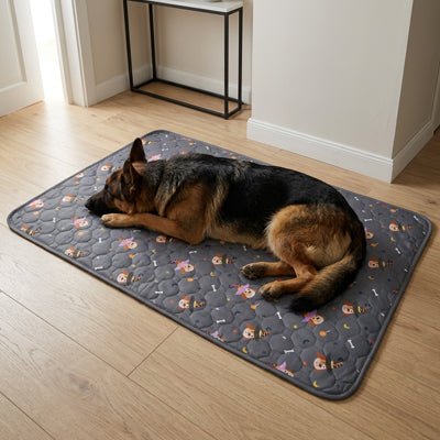 Tapis-impermeable-chien-chiot-motif design de bouledogue francais, os et pattes de chien, surface matelassée douce et hypoallergénique, rembourré en coton haute densité ultra-absorbant, 4 couches avec TPU 100% imperméable et résistant aux griffes, antidérapant, lavable en machine à 30° de couleur gris en 4 taille M, L, XL et XXL pour chiot et chien de petite à très grande taille-un grand chien qui dort paisiblement sur son tapis gris xxl avec motif chien sur le sol en parquet du salon de l'appartement