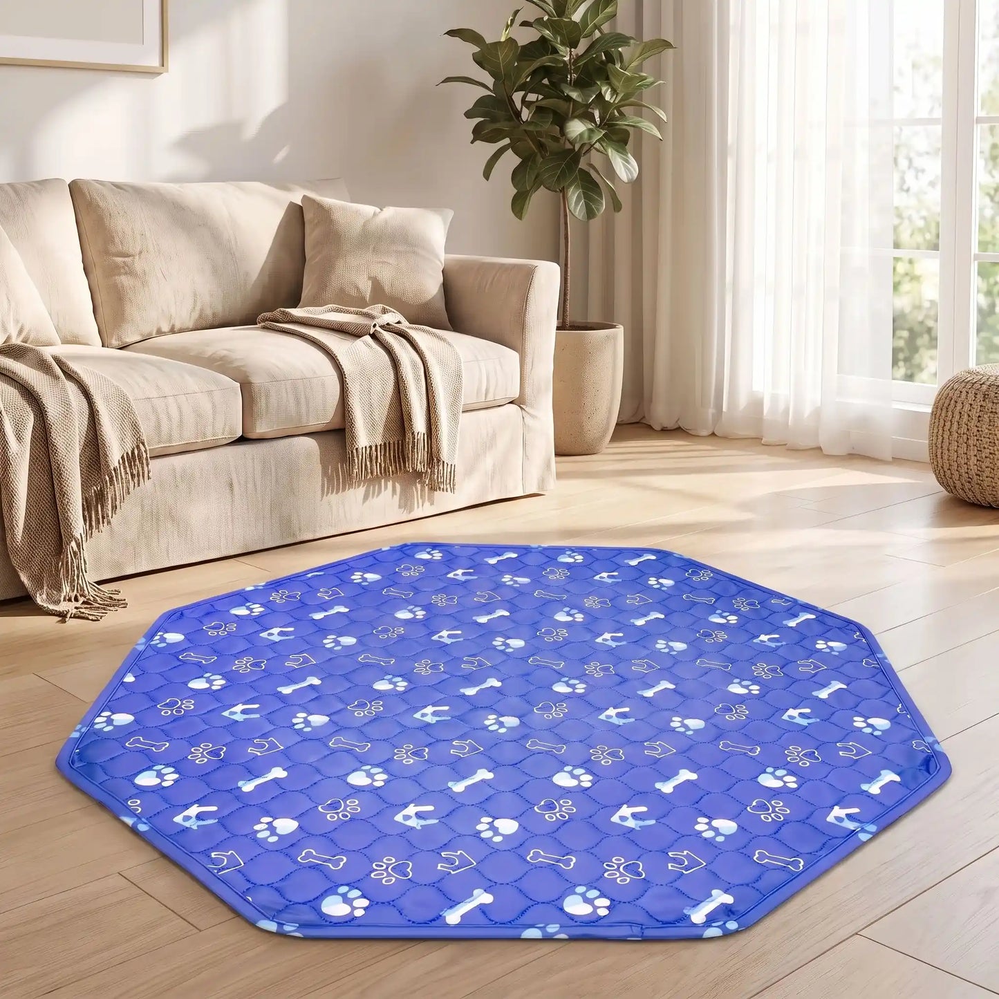 Tapis-absorbant-pour-chien-chiot-octogonale, confortable, épais, solide, résistant aux griffes, protection efficace pour protection du parc, des meubles, literie canine, transport, lavable en machine, antidérapant, 100% imperméable,lavable en machine et réutilisable avec design mignon de pattes de chien et os pour chiot et chien -gros plan sur le tapis bleu 100% absorbant de forme octogonale de 74 cm sur le sol du salon de l'appartement