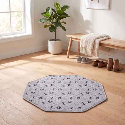 Tapis-absorbant-pour-chien-chiot-octogonale, confortable, épais, solide, résistant aux griffes, protection efficace pour protection du parc, des meubles, literie canine, transport, lavable en machine, antidérapant, 100% imperméable,lavable en machine et réutilisable avec design mignon de pattes de chien et os pour chiot et chien -gros plan sur le tapis gris 100% absorbant de forme octogonale de 74 cm sur le sol du salon de la maison