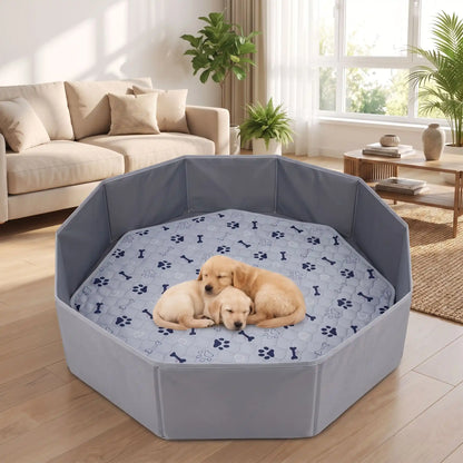 Tapis-absorbant-pour-chien-chiot-octogonale, confortable, épais, solide, résistant aux griffes, protection efficace pour protection du parc, des meubles, literie canine, transport, lavable en machine, antidérapant, 100% imperméable,lavable en machine et réutilisable avec design mignon de pattes de chien et os pour chiot et chien -deux chiots qui dorment confortablement sur le tapis gris 100% absorbant de forme octogonale de 74 cm dans le parc pour chien octogonale dans le salon