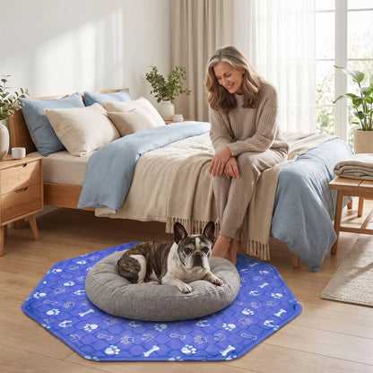 Tapis-absorbant-pour-chien-chiot-octogonale, confortable, épais, solide, résistant aux griffes, protection efficace pour protection du parc, des meubles, literie canine, transport, lavable en machine, antidérapant, 100% imperméable,lavable en machine et réutilisable avec design mignon de pattes de chien et os pour chiot et chien -un chien de taille moyenne couché sur son coussin sur le tapis bleu 100% absorbant de forme octogonale de 74 cm sur le sol en parquet de la chambre au pied du lit de sa maitresse