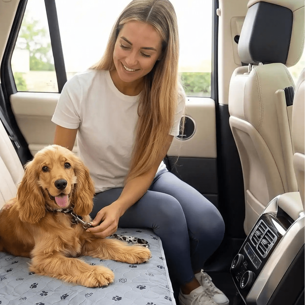 Tapis-educateur-pour-chien-chiot-absorbant-lot-de-2, confortable, épais, solide, résistant aux griffes, protection efficace pour protection des meubles, literie canine, transport, lavable en machine, antidérapant, 100% imperméable, avec design mignon de pattes de chien, disponible en  2 couleurs gris et rose, et deux tailles M et XL pour chiot et chien de toutes tailles-un chien moyen âgé qcouché confortablement sur le tapis absorbant gris en protège siège arrière de la voiture avec sa maitresse  