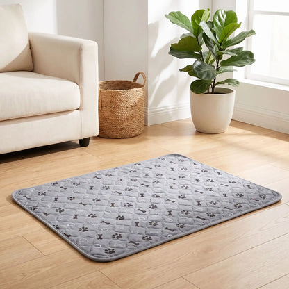 Tapis hygiène chien, chiot, propreté, absorbant-chien-chiot-motif design de coeur, os et pattes de chien, surface matelassée douce et hypoallergénique, rembourré en coton haute densité ultra-absorbant, 4 couches avec TPU 100% imperméable et résistant aux griffes, antidérapant, lavable en machine  de couleur gris en 4 taille M, L, XL et XXL pour chiot et chien de petite à très grande taille-gros plan sur le tapis gris xxl ultra absorbant sur le sol en parquet du salon de l'appartement 