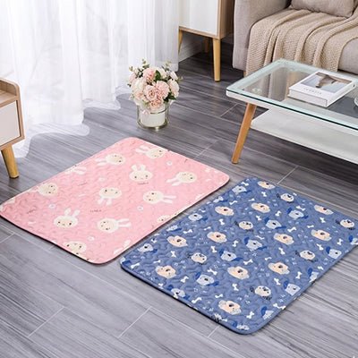 Tapis-pour-chiens-100% imperméable, 100 %coton haute densité lavable en machine, polyvalent, solide et résistant aux griffes, rafraichissant pour l'été et confortable en hiver, protège vos sols et vos meubles, disponible en 4 tailles du XS au L pour chiot et chien de petite à moyenne taille de 0 à 25 kg avec motif mignon-gros plan sur les deux tapis, un bleu avec motif mignon de chien et d'os et un rose avec motif lapin blanc sur le sol du salon de la maison