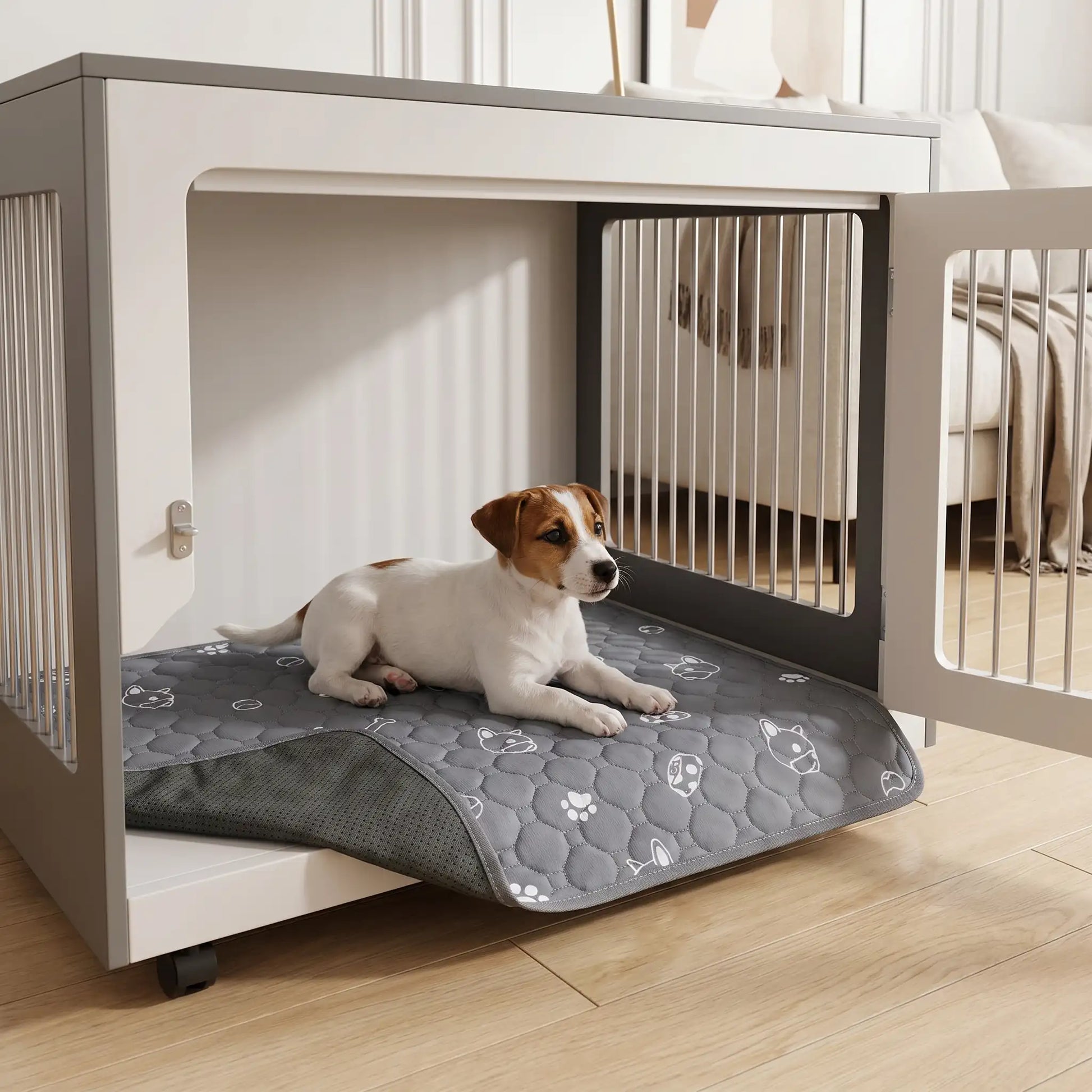 Tapis-impermeable-chien-chiot-motif design de bouledogue francais, os et pattes de chien, surface matelassée douce et hypoallergénique, rembourré en coton haute densité ultra-absorbant, 4 couches avec TPU 100% imperméable et résistant aux griffes, antidérapant, lavable en machine à 30° de couleur gris en 4 taille M, L, XL et XXL pour chiot et chien de petite à très grande taille-un chiot jack russell couché confortablement sur son tapis gris doux et rembourré coton PP dans son meuble cage dans le salon 