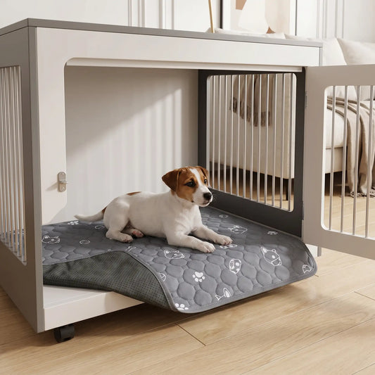 Tapis-impermeable-chien-chiot-motif design de bouledogue francais, os et pattes de chien, surface matelassée douce et hypoallergénique, rembourré en coton haute densité ultra-absorbant, 4 couches avec TPU 100% imperméable et résistant aux griffes, antidérapant, lavable en machine à 30° de couleur gris en 4 taille M, L, XL et XXL pour chiot et chien de petite à très grande taille-un chiot jack russell couché confortablement sur son tapis gris doux et rembourré coton PP dans son meuble cage dans le salon 