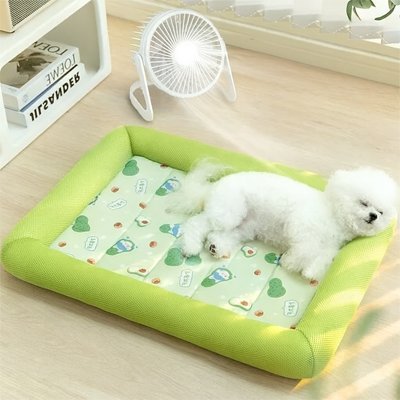 Tapis-pour-Chien-rafraichissant-ergonomique-avec rebord surélevé et protecteur-antidérapant et lavable en machine-un bichon frisé qui dort paisiblement sur le tapis rafraichissant avec sa tête déposée sur le rebord respirant, rembourré 100% coton et imperméable sur le sol du salon en plein été