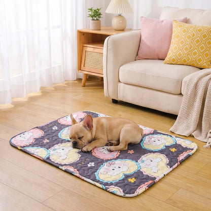 Tapis-pour-chien lavable-100% imperméable, 100 %coton haute densité lavable en machine, polyvalent, solide et résistant aux griffes, rafraichissant pour l'été et confortable en hiver, protège vos sols et vos meubles, disponible en 4 tailles du XS au L pour chiot et chien de petite à moyenne taille de 0 à 25 kg avec motif mignon-un chien de moyenne taille qui dort couché confortablement sur son tapis avec motif dessin animé sur le sol du salon de l'appartement