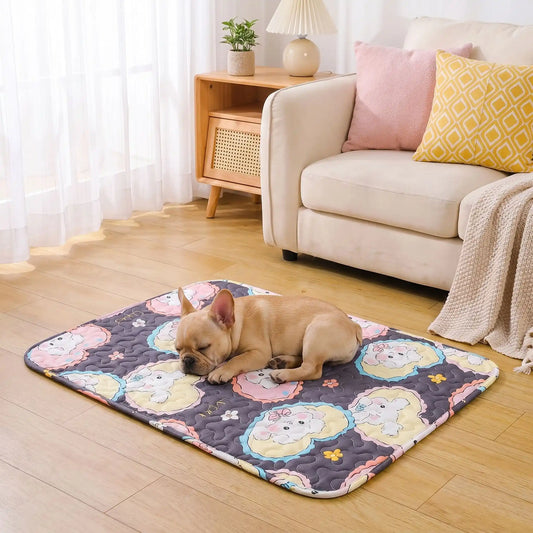 Tapis-pour-chien lavable-100% imperméable, 100 %coton haute densité lavable en machine, polyvalent, solide et résistant aux griffes, rafraichissant pour l'été et confortable en hiver, protège vos sols et vos meubles, disponible en 4 tailles du XS au L pour chiot et chien de petite à moyenne taille de 0 à 25 kg avec motif mignon-un chien de moyenne taille qui dort couché confortablement sur son tapis avec motif dessin animé sur le sol du salon de l'appartement