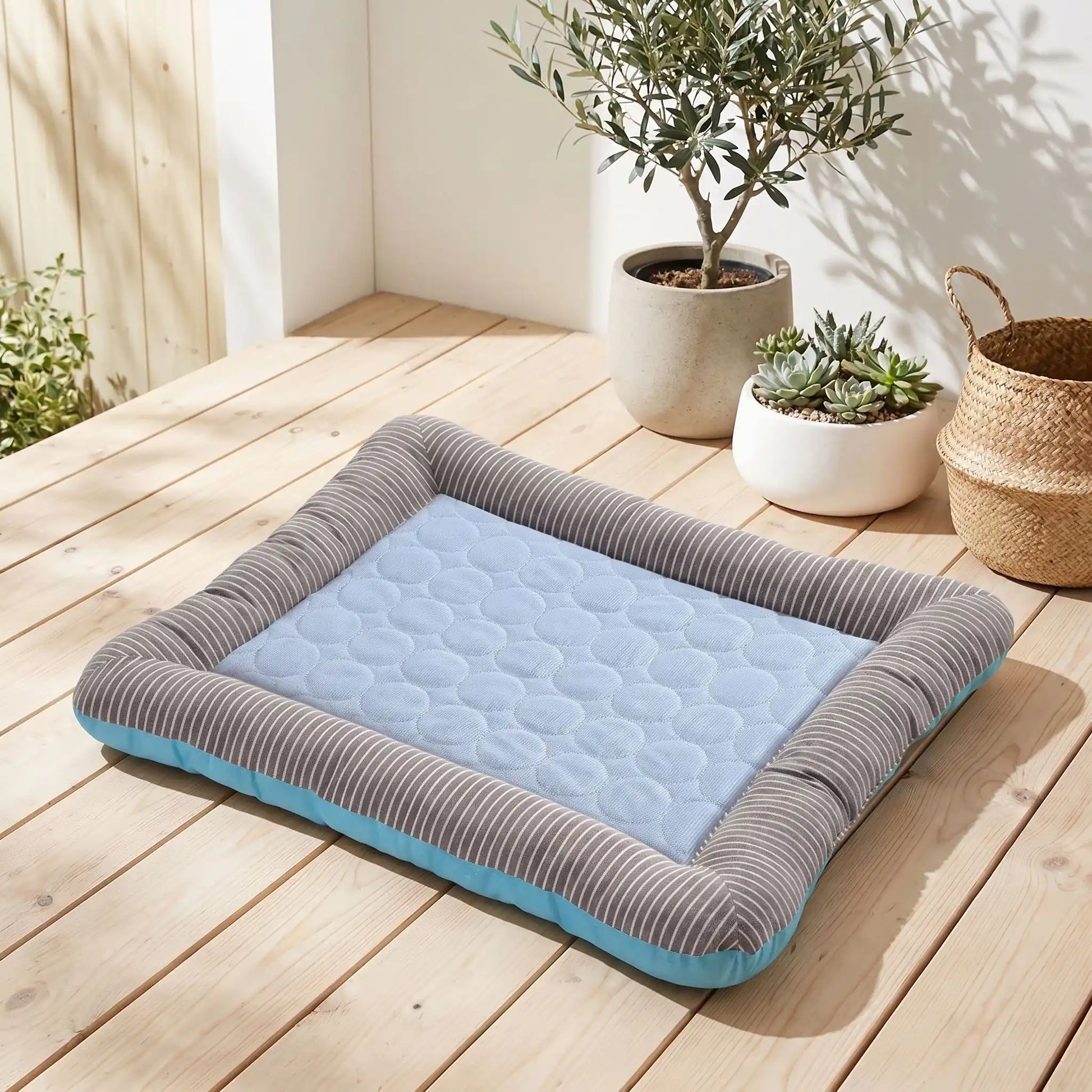 Tapis-pour-chien-rafraichissant-coussin-avec-rebord cylindrique rembourré 100% coton haute densité entourant et sécurisant avec matelas épais en coton respirant et surface soie glacée pour un effet rafraichissant instantané sans eau, sans électricité, écoresponsable, 100% imperméable, matériau hypoallergénique et naturel, lavable en machine-gros plan sur le tapis rafraichissant avec rebord 360° de couleur bleu en 3 tailles S, M et L pour chien et chiot de petite à moyenne taille