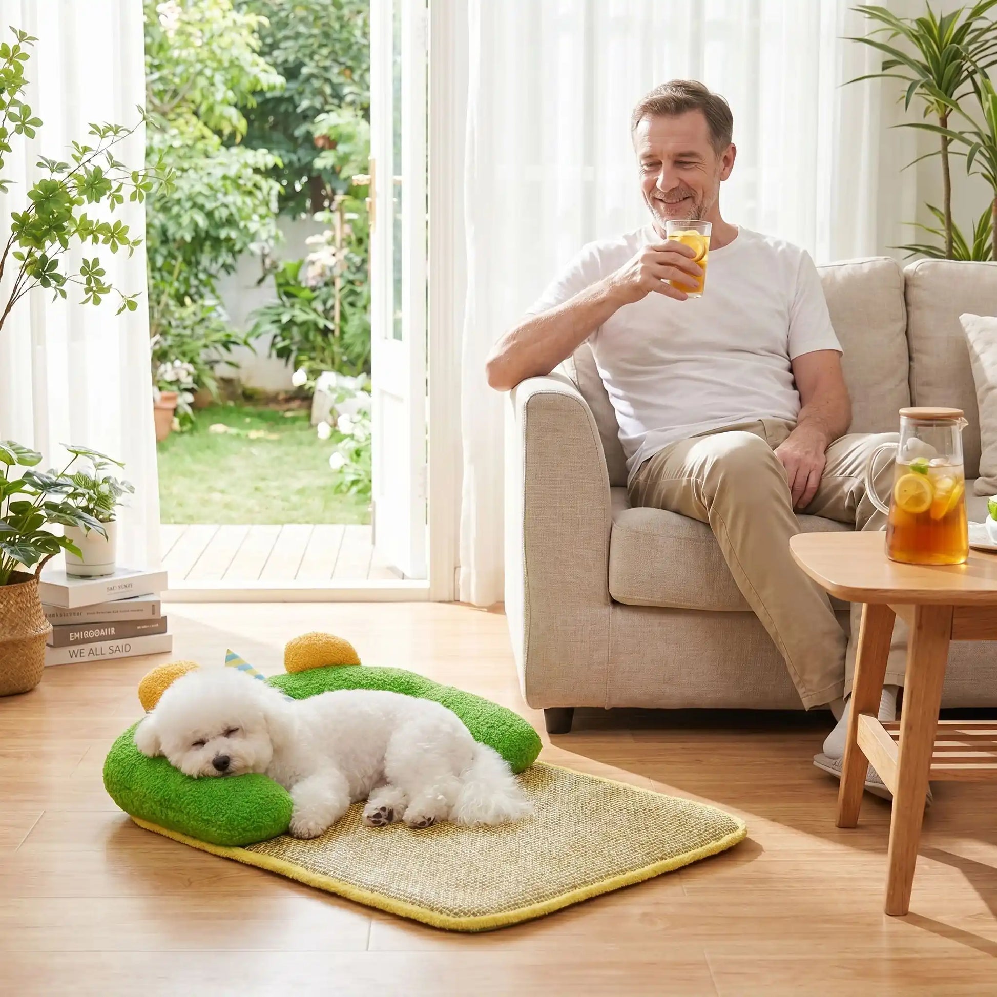 Tapis-rafraichissant-chien-petit-antidérapant, imperméable, résistant aux griffes, déhoussable et lavable avec traversin, antidérapant, matelas et coussin en U rembourré 100% coton haute densité ergonomique pour le cou, sécurisant pour les petites races de chien et chiots de 0 à 7 kilos maximum-un petit chien à poils frisé qui dort paisiblement couché sur le tapis rafraichissant ,sa tête reposant sur le coussin en forme de U rembourré et épais à côté de son maitre qui boit son thé frais dans le salon en été