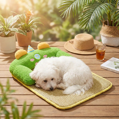Tapis-rafraichissant-chien-petit-antidérapant, imperméable, résistant aux griffes, déhoussable et lavable avec traversin, antidérapant, matelas et coussin en U rembourré 100% coton haute densité ergonomique pour le cou, sécurisant pour les petites races de chien et chiots de 0 à 7 kilos maximum-un petit chien à poils épais qui se repose paisiblement et rafraichit,niché en boule contre le coussin en U ergonomique de couleur vert du tapis rafraichissant sur le sol de la terrassse du jardin en été