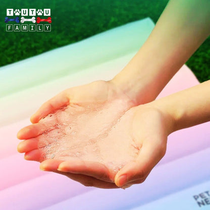 Tapis-rafraichissant-chien-gel-refroidissant non toxique sans danger, une personne qui tient dans ses mains le gel de cristal de glace contenu dans le tapis rafraichissant en PVC résistant aux griffes et morsures