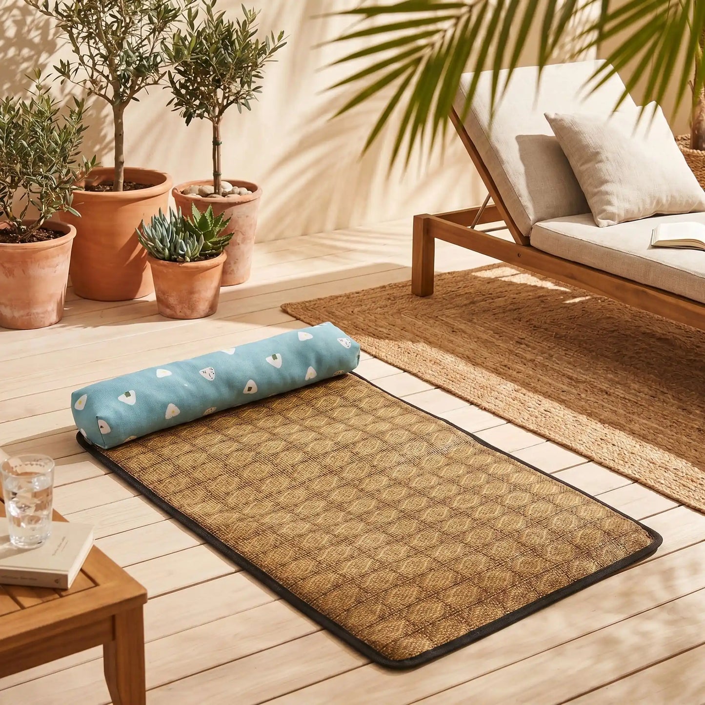 Tapis-rafraichissant-chien-petit-antidérapant, imperméable, résistant aux griffes, lavable avec traversin intégré , matelas et coussin rembourré 100% coton haute densité ergonomique pour le cou, sécurisant pour les petites races de chien et chiots de 0 à 9 kilos maximum-gros plan sur le modèle de tapis rafraichissant pour petit chien et chiot avec oreiller de couleur bleu sur la terrasse de la maison de vacances en été