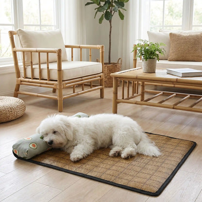 Tapis-rafraichissant-chien-petit-antidérapant, imperméable, résistant aux griffes, lavable avec traversin intégré , matelas et coussin rembourré 100% coton haute densité ergonomique pour le cou, sécurisant pour les petites races de chien et chiots de 0 à 9 kilos maximum-un chien de petite taille à poils long et épais qui s'endort paisiblement couché sur le flanc , sa tête reposant sur l'oreiller cylindrique en lin sur le tapis rafraichissant sur le sol du salon en saison estivale de fortes de chaleurs