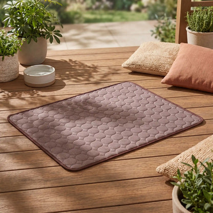 Tapis-rafraichissant-pour-chien-chiot-fresh, sans électricité, sans gel, rafraichissement immédiat au contact, sans danger en soie glacée et coton, léger, lavable en machine, réutilisable en 3 tailles M/L/XL de 70/100/150 cm de longueur pour chiot et chien de petite, moyenne et grande taille et en 3 couleurs : rose, bleu et marron-gros plan sur le tapis rafraichissant pour chiot et chien de couleur marron de taille L sur la terrasse de la maison en été