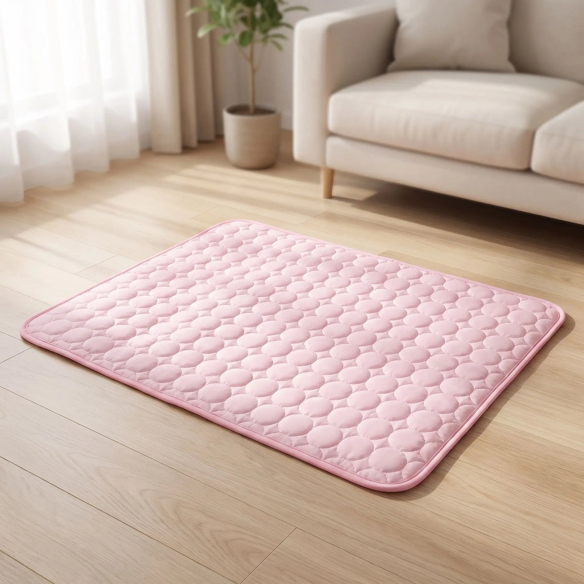 Tapis-rafraichissant-pour-chien-chiot-fresh, sans électricité, sans gel, rafraichissement immédiat au contact, sans danger en soie glacée et coton, léger, lavable en machine, réutilisable en 3 tailles M/L/XL de 70/100/150 cm de longueur pour chiot et chien de petite, moyenne et grande taille et en 3 couleurs : rose, bleu et marron-gros plan sur le tapis rafraichissant pour chiot et chien de couleur rose de taille L sur la terrasse de la maison en été